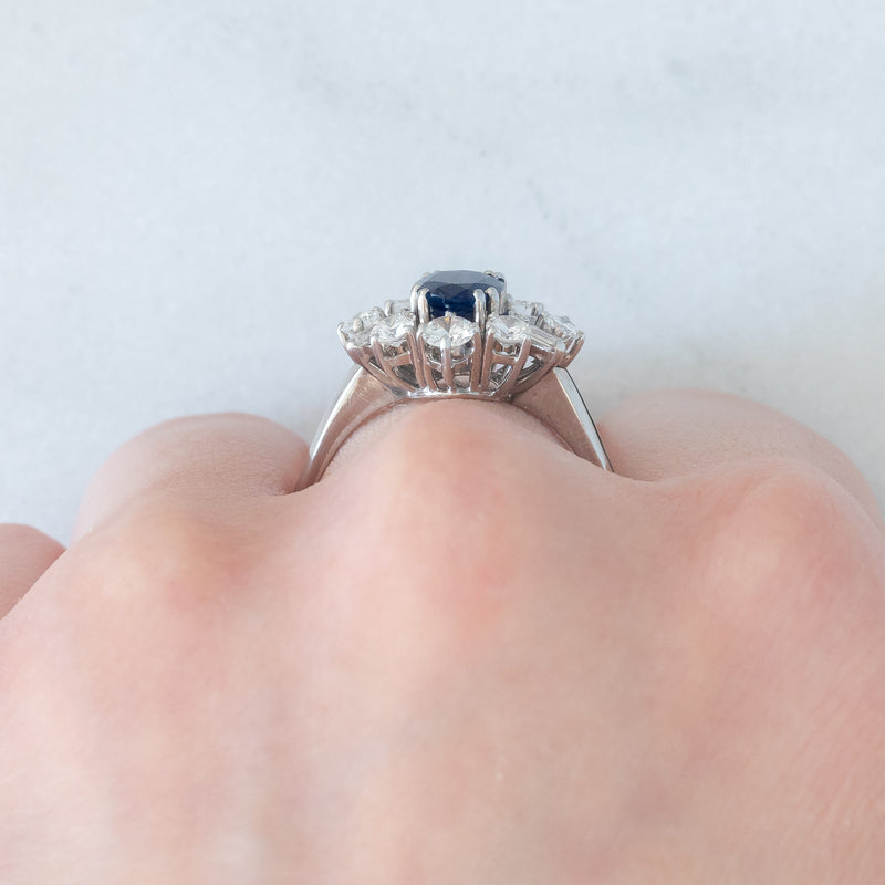 Anello ballerina vintage in oro bianco 18K con zaffiro (1.30ct ca.) e diamanti di taglio brillante e di taglio baguette (1ctw ca.), anni ‘70/‘80