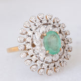 Anello a margherita in oro giallo e bianco o 9K con smeraldo (0.80ct ca.) e diamanti (0.78ctw ca.), anni ‘70
