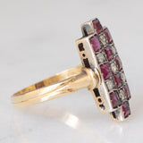 Anello vintage in stile Art Déco in oro giallo e bianco 18K con rubini di taglio carré (1ctw ca.) e diamanti (0.20ctw ca.), anni ‘50