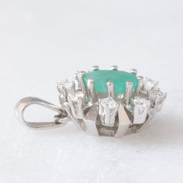 Pendente a margherita vintage in oro bianco 14K con smeraldo (0.26ct ca.) e diamanti (0.08ctw ca.), anni ‘70