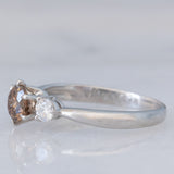 Trilogy vintage in platino con diamante centrale fancy brown (0.57ct) e diamanti laterali (0.20ctw)