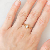 Vintage-Solitär aus 9-karätigem Gelbgold mit Opal (ca. 0.25 ct), 1982