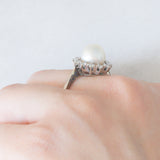 Anello a margherita vintage in oro bianco 18K con perla bianca e diamanti di taglio brillante (0.48ctw ca), anni ‘60