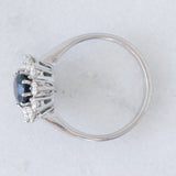 Anello a margherita vintage in oro bianco 18K con zaffiro (1.90ct ca.) e diamanti di taglio brillante (0.75ctw ca.), anni ‘70