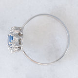 Anello a margherita vintage in oro bianco 18K con zaffiro (0.50ct ca.) e diamanti di taglio brillante (0.25ctw ca.), anni ‘80