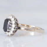 Anello a margherita in oro bianco 18K con zaffiro (1.30ct ca.) e diamanti di taglio brillante (0.44ctw ca.), anni ‘70