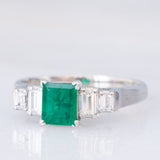 Anello vintage in stile Art Déco in platino con smeraldo (0.80ct) e diamanti (0.49ctw), anni ‘90