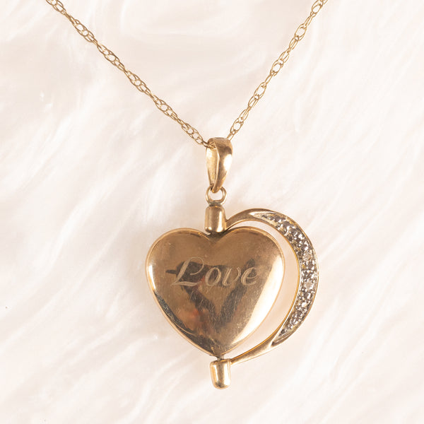 Collana vintage con catenina in oro giallo 9K e con ciondolo a forma di cuore girevole con scritta “Love” in oro giallo 9K con diamanti