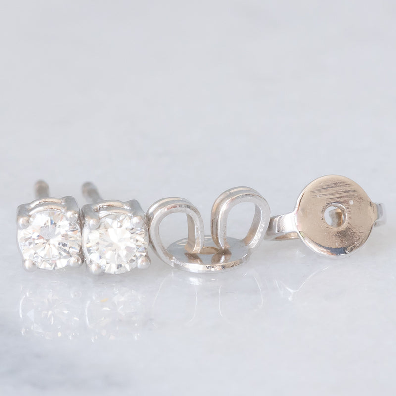 Orecchini punto luce in oro bianco 18K con diamanti di taglio brillante (0.28ctw ca.)