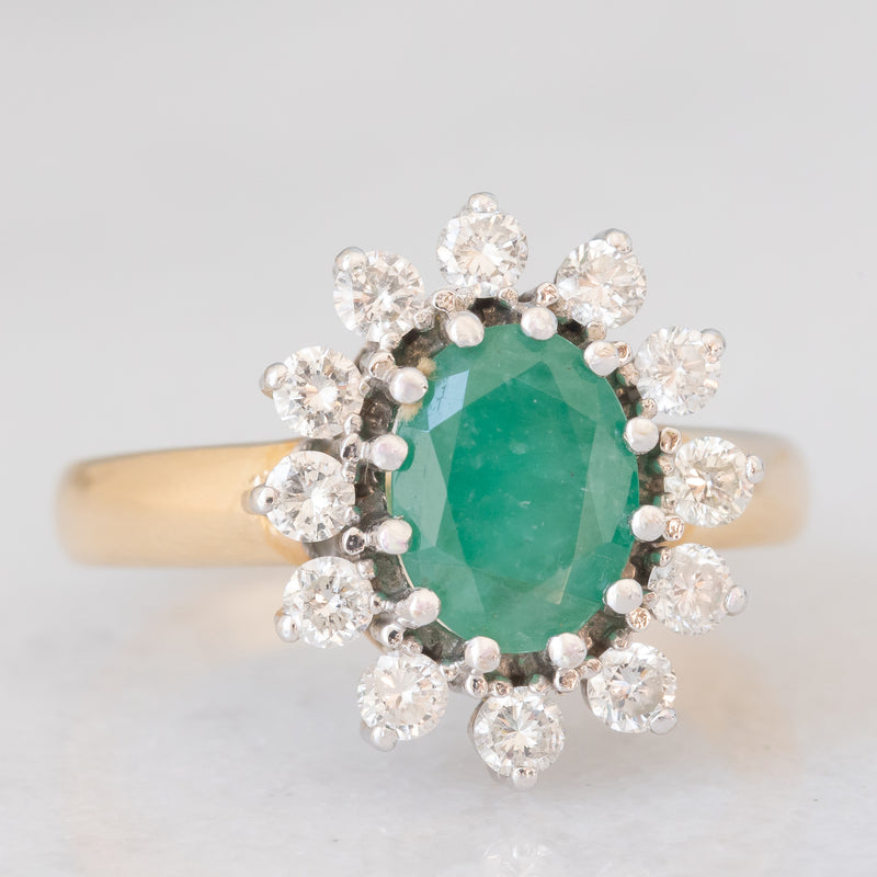 Anello a margherita vintage in oro giallo e bianco 14K con smeraldo (1.75ct ca.) e diamanti di taglio brillante (0.72ctw ca.), anni ‘70