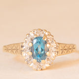 Vintage 9K yellow and white gold daisy ring with blue topaz (0.50ct approx.) and diamonds (0.08ctw approx.)