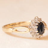 Anello a margherita vintage in oro giallo 9K con zaffiro (0.30ct ca.) e diamanti (0.06ctw ca.), anno 1970