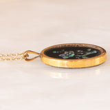 Vintage-Halskette mit Kette aus 9-karätigem Gelbgold und Anhänger aus 9-karätigem Gelbgold mit Triplett-Opal mit Rosenmuster und Dornen