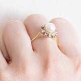 Vintage-Gänseblümchenring aus 14-karätigem Gelb- und Weißgold mit weißer Perle und Diamanten im Brillantschliff (ca. 0.18 ctw), 70er Jahre