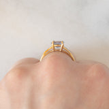 Solitario moderno in oro giallo 9K con tanzanite (0.70ct ca.) e zirconi bianchi