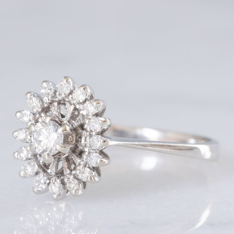 Anello a margherita in oro bianco 18K con diamanti (0.32ctw ca.), anni ‘70