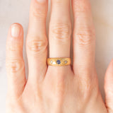 Anello gypsy vintage in oro giallo 14K con zaffiro (0.10ct ca.) e diamanti di taglio rosetta (0.04ctw ca.), anni ‘40/‘50