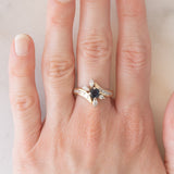 Anello a fiore vintage in oro giallo 14K con zaffiro (0.50ct ca.) e diamanti (0.90ctw ca.), anni ‘70/‘80