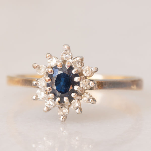 Anello a margherita vintage in oro giallo 9K con zaffiro (0.40ct ca.) e diamanti (0.12ctw ca.), anno 1986