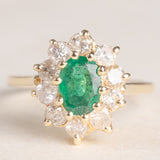 Bague marguerite en or jaune 14 carats avec émeraude (environ 0.70 ct) et diamants taille brillant (environ 0.80 ct), années 70