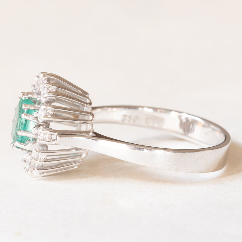 Anello a margherita vintage in oro bianco 18K con smeraldo (0.45ct ca.) e diamanti di taglio brillante(0.36ctw ca.), anni ‘70