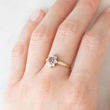 Anello a margherita vintage in oro giallo e bianco 9K con rubino (0.12ct ca.) e diamanti (0.04ctw ca.), anno 1988