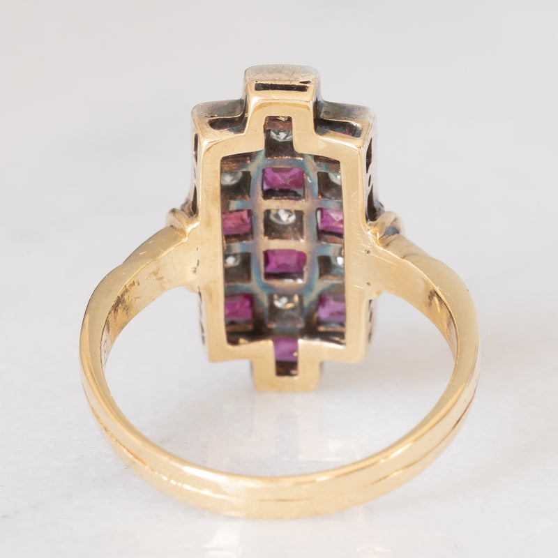 Anello vintage in stile Art Déco in oro giallo e bianco 18K con rubini di taglio carré (1ctw ca.) e diamanti (0.20ctw ca.), anni ‘50
