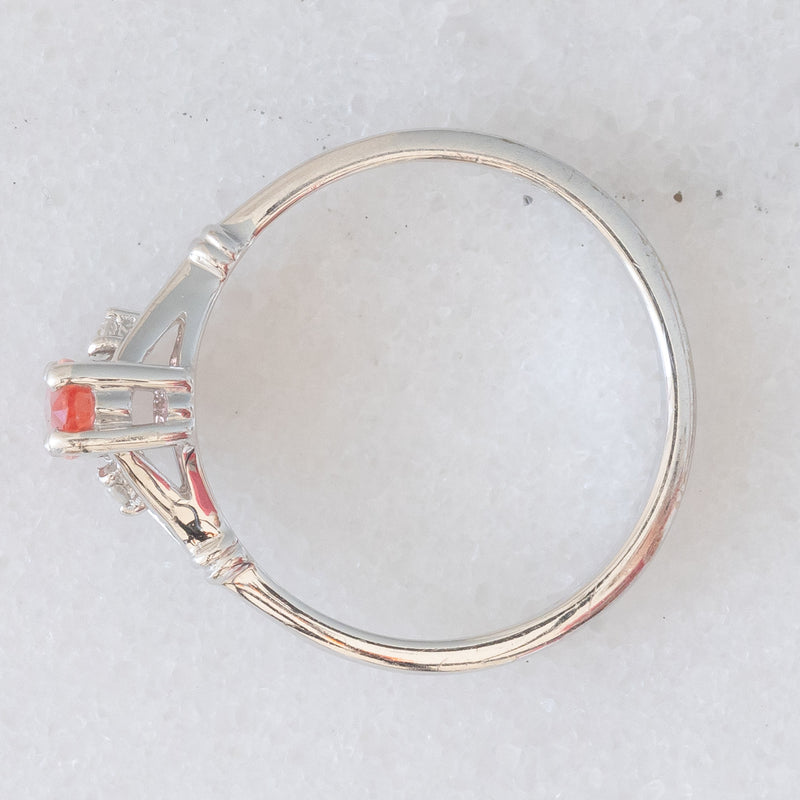 Trilogy vintage in oro bianco 14K con topazio arancione (0.34ct ca.) e diamanti di taglio brillante (0.02ctw ca.), anni ‘80/‘90