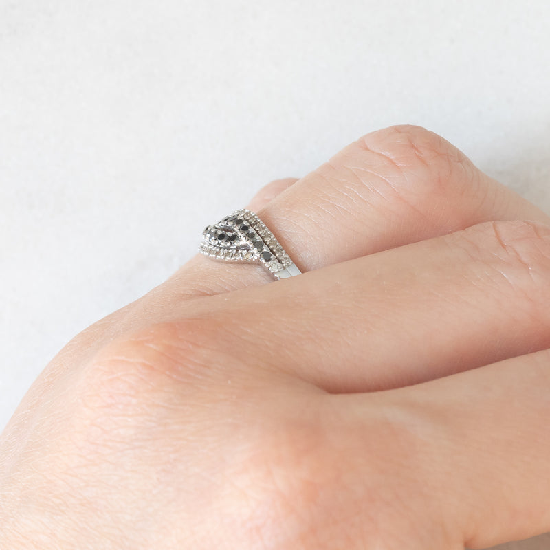 Anello vintage in oro bianco 9K con diamanti bianchi e diamanti neri (0.25ctw ca.)