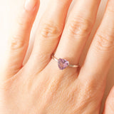 Moderner Solitär aus 9 Karat Weißgold mit Amethyst im Billionenschliff (ca. 1 Karat), Jahr 2012