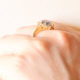 Vintage-Gänseblümchenring aus 18-karätigem Gelbgold mit blauem Topas (ca. 0.80 ct) und Diamanten im Brillantschliff (ca. 0.50 ctw), 70er Jahre