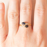 Anello contrarier vintage francese in oro giallo 18K con zaffiri (0.60ctw ca.) e diamanti di taglio brillante (0.18ctw ca.), anni ‘70