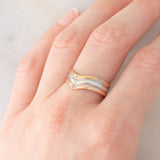 Anello “triplo” in tre ori (giallo, bianco e rosa) 8K con pietre bianche, anni ‘80