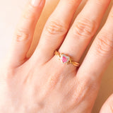 Herzförmiger Vintage-Ring aus 9-karätigem Gelb- und Weißgold mit synthetischem Rubin (ca. 0.20 ct) und Diamanten (ca. 0.06 ctw)