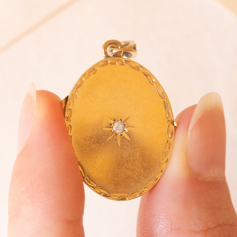 Ciondolo portafoto antico in oro giallo 14K con diamanti di taglio vecchia Europa (0.07ctw ca.), anni ‘10/‘20