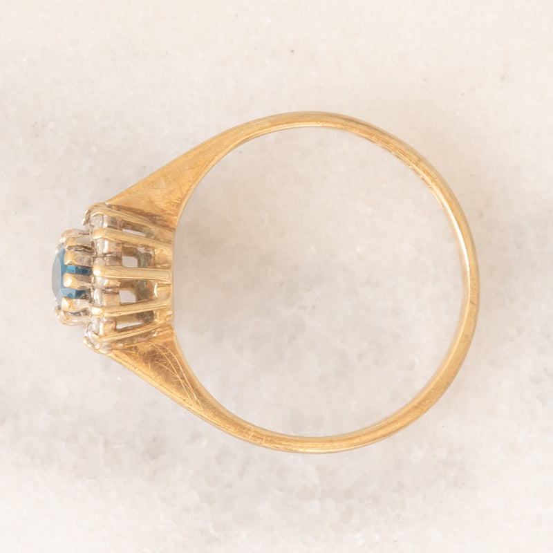 Anello a margherita in oro giallo 9K con topazio azzurro (0.35ct ca.) e diamanti (0.12ctw ca.), anni ‘90
