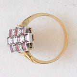 Anello vintage in stile Art Déco in oro giallo e bianco 18K con rubini di taglio carré (1ctw ca.) e diamanti (0.20ctw ca.), anni ‘50