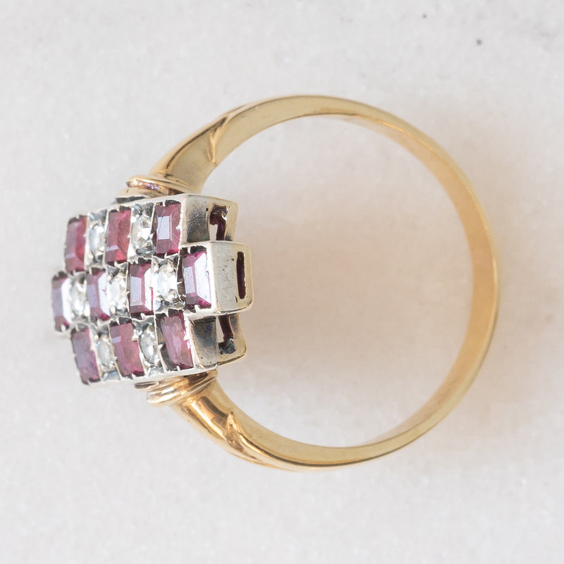 Anello vintage in stile Art Déco in oro giallo e bianco 18K con rubini di taglio carré (1ctw ca.) e diamanti (0.20ctw ca.), anni ‘50