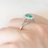 Anello a margherita in oro bianco 18K con smeraldo (1ct ca.) e diamanti di taglio brillante (0.50ctw ca.), anni ‘60