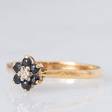 Anello a fiore vintage in oro giallo 9K con zaffiri (0.24ctw ca.) e diamante, anno 1984