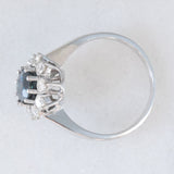 Gänseblümchenring aus 14 Karat Weißgold mit Saphir (ca. 1.50 ct) und Diamanten im Brillantschliff (ca. 0.60 ctw), 70er Jahre