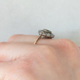 Anillo antiguo de oro amarillo de 14 quilates y plata con margaritas, topacio azul (aprox. 0.40 ct) y diamantes talla rosa (aprox. 0.22 ct), principios del siglo XX.