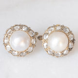 Orecchini a margherita in oro bianco 18K con perle bianche e diamanti di taglio rosetta (0.80ctw ca.), anni ‘40
