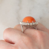 Anel de coquetel vintage em ouro branco 14K com coral laranja e diamantes (aproximadamente 0.80 ct), década de 60.