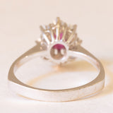 Anello a margherita vintage in oro bianco 14K con rubino (0.35ct ca.) e diamanti di taglio brillante (0.50ctw ca.), anni ‘80