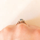 Vintage 9K yellow and white gold daisy ring with blue topaz (0.50ct approx.) and diamonds (0.08ctw approx.)