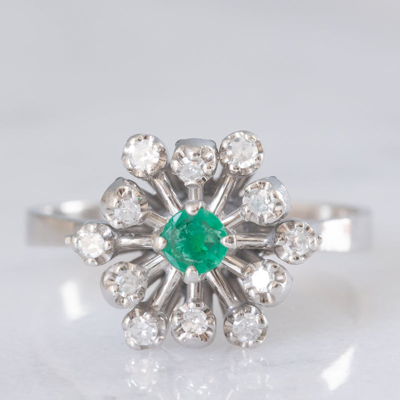Anello a fiocco di neve in oro bianco 14K con smeraldo (0.13ct ca.) e diamanti (0.24ctw ca.), anni ‘70