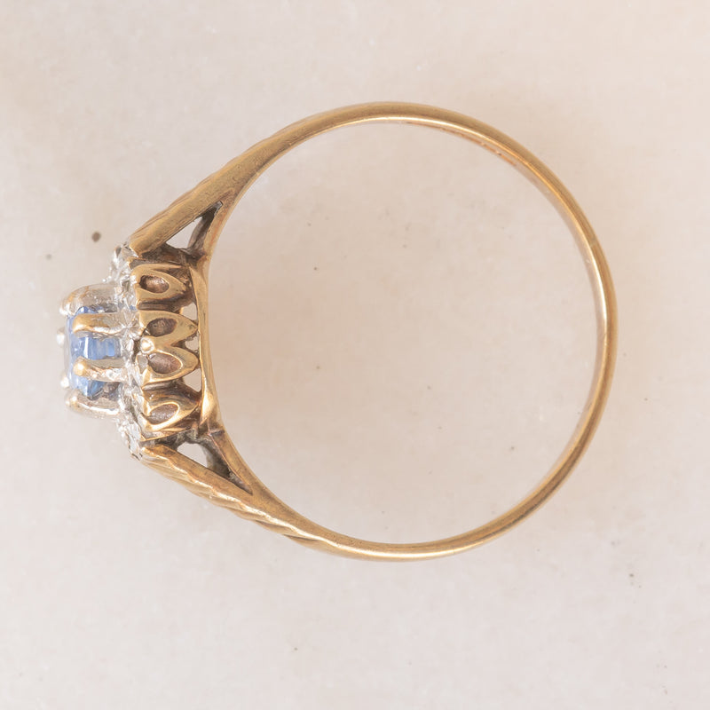 Anello a margherita in oro giallo 9K con zaffiro (0.35ct ca.) e diamanti (0.04ctw ca.), anno 1991
