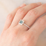 Anello a margherita vintage in oro bianco 18K con diamante blu (0.54ct) e diamanti bianchi (0.40ctw)