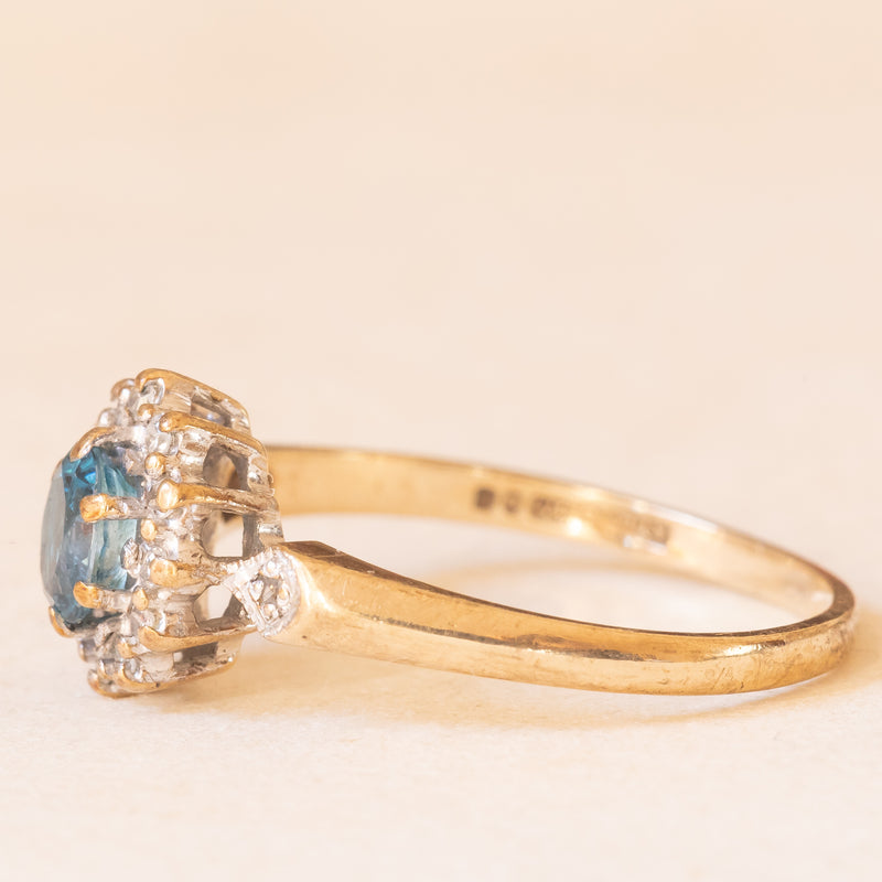 Anello a margherita in oro giallo e bianco 9K con topazio azzurro (0.40ct ca.) e diamanti (0.12ctw ca.), anno 1989